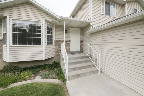 Cost of White Vinyl Siding Replacement in Milton